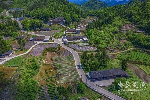 宣恩縣椒園集鎮(zhèn)至鑼圈巖段公路，全長8公里，途經(jīng)椒園村、涼風村、鑼圈巖村，該公路建成既有效帶動沿線煙葉等產(chǎn)業(yè)發(fā)展，又是曜天眼景區(qū)的