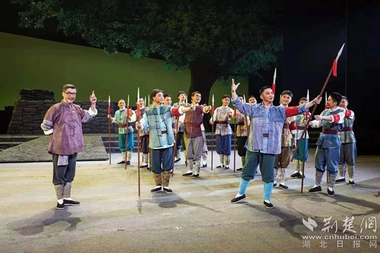 革命歷史題材楚劇《天明天亮》演出現(xiàn)場。通訊員供圖.webp.jpg