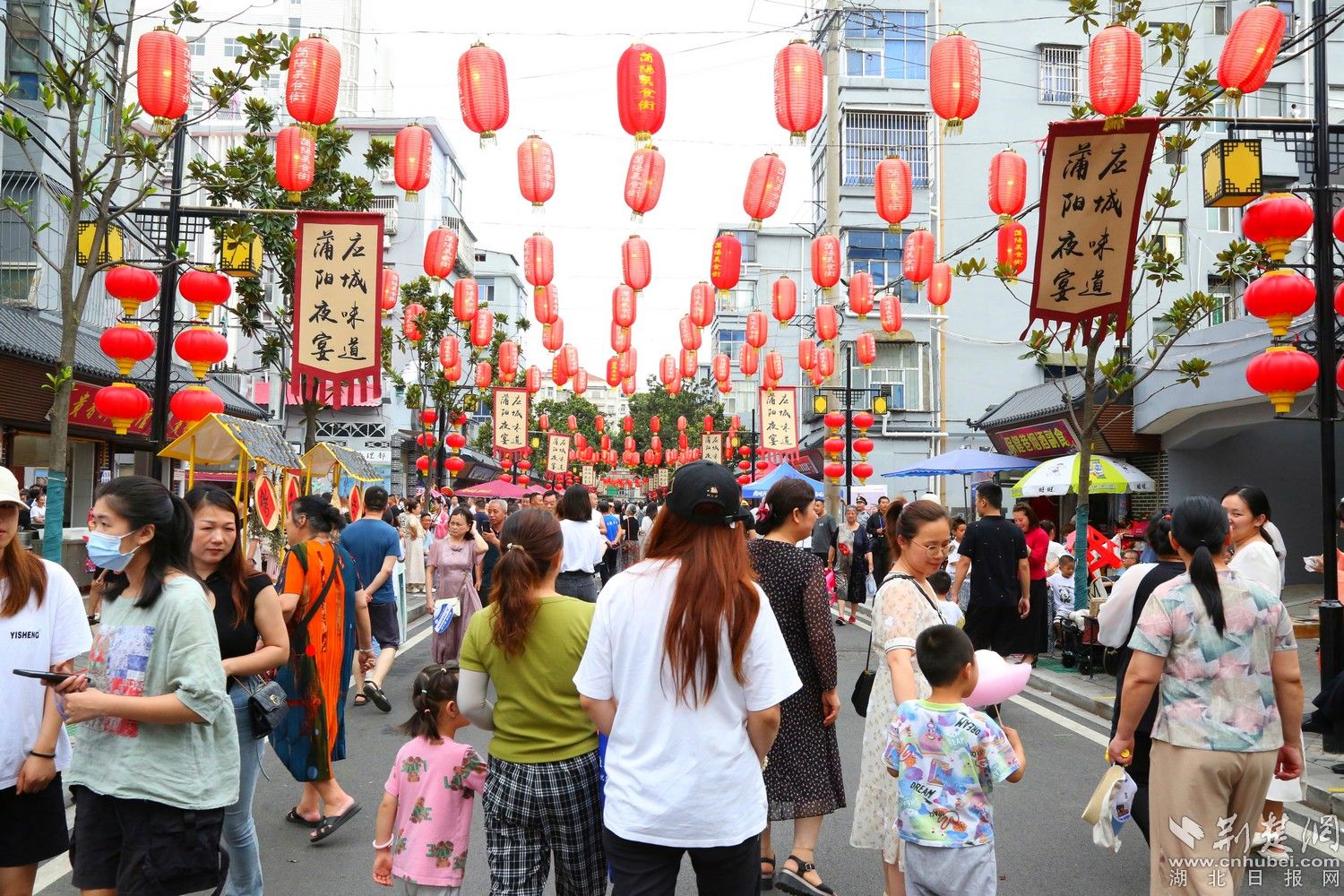 市民到蒲陽美食街游玩 馮璇攝.jpg.jpg