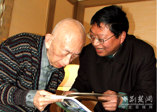 2005年3月6日，王振華在京拜見(jiàn)圍棋泰斗吳清源大師.png.png