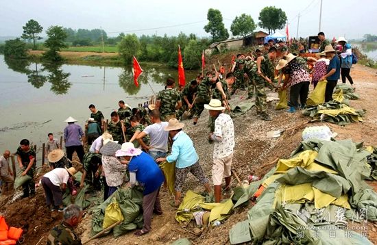 7月13日河頭村截流港管涌。軍民聯(lián)手保家園_副本.jpg.jpg