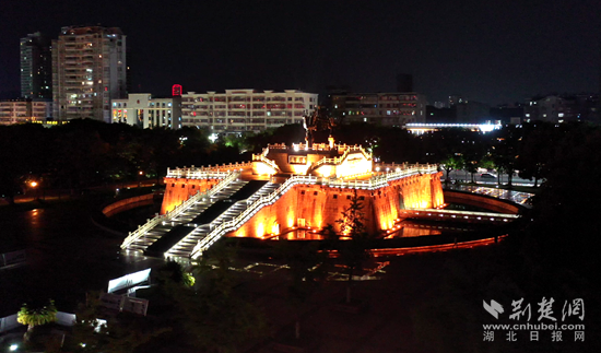 鳳凰廣場(chǎng)夜景。（金康  攝）.png.png