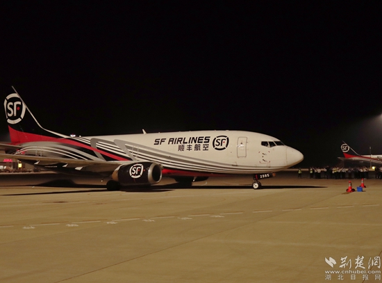 順豐B737-300駛向停機(jī)位。金康 攝.jpg