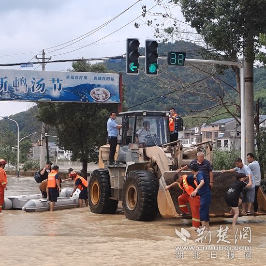 三溪派出所所長王斌帶隊(duì)求助受困外地司機(jī)等群眾 (2).jpg.jpg