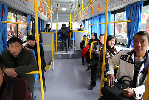 崇陽老百姓坐上新能源純電動公交車。.JPG